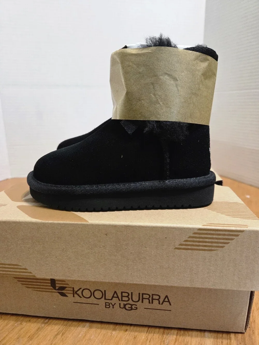 UGG toddler Victoria Mini Boot Size 6 (NEW W/ BOX)